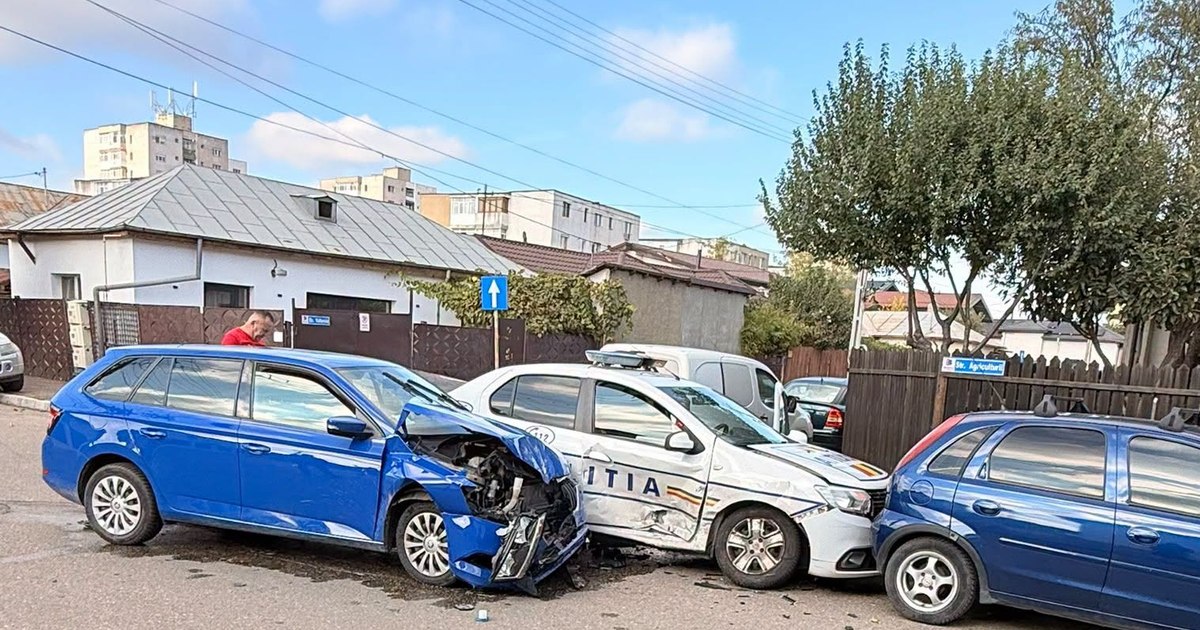 Accident rutier în Buzău: autospeciala poliției a fost izbită și proiectată în două mașini staționate
