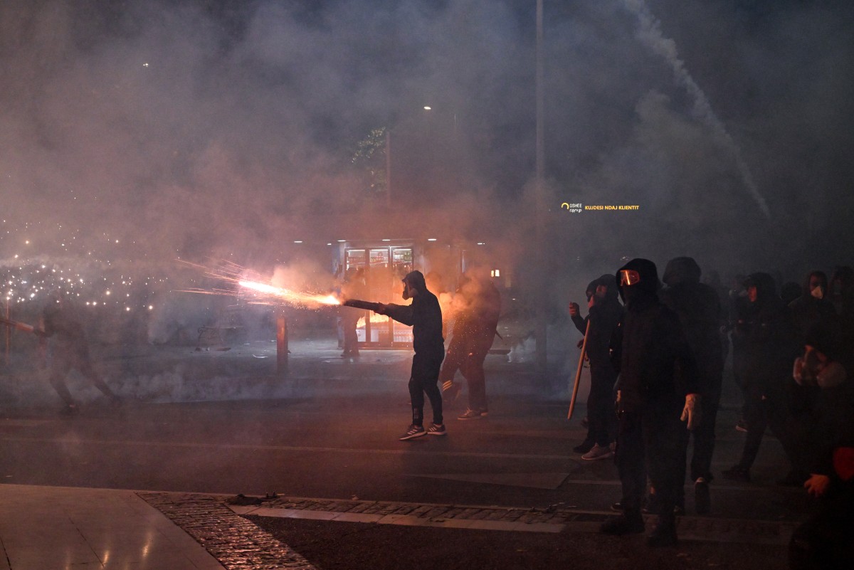 Violente manifestări în Tirana: Poliția a intervenit cu gaze lacrimogene și tunuri cu apă