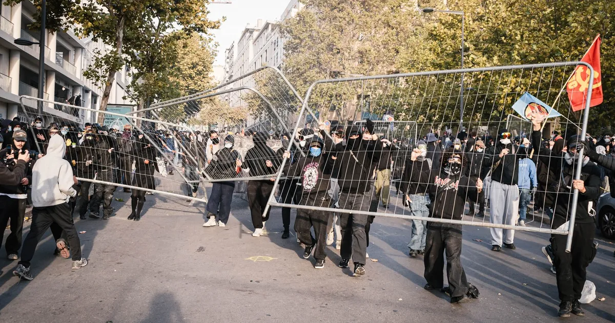 Franța, zguduită de un nou val de proteste: aproape 1.000 de arestări și 70.000 de forțe de ordine mobilizate