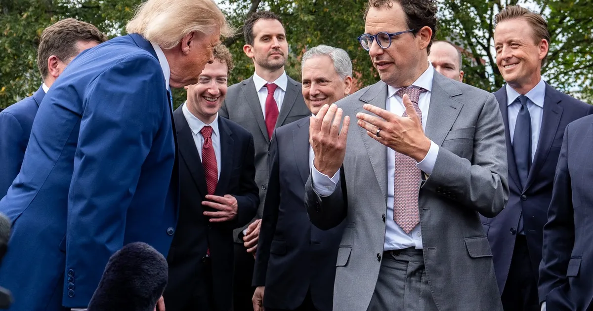 Diferențe de viziune asupra inteligenței artificiale între Donald Trump și Dario Amodei