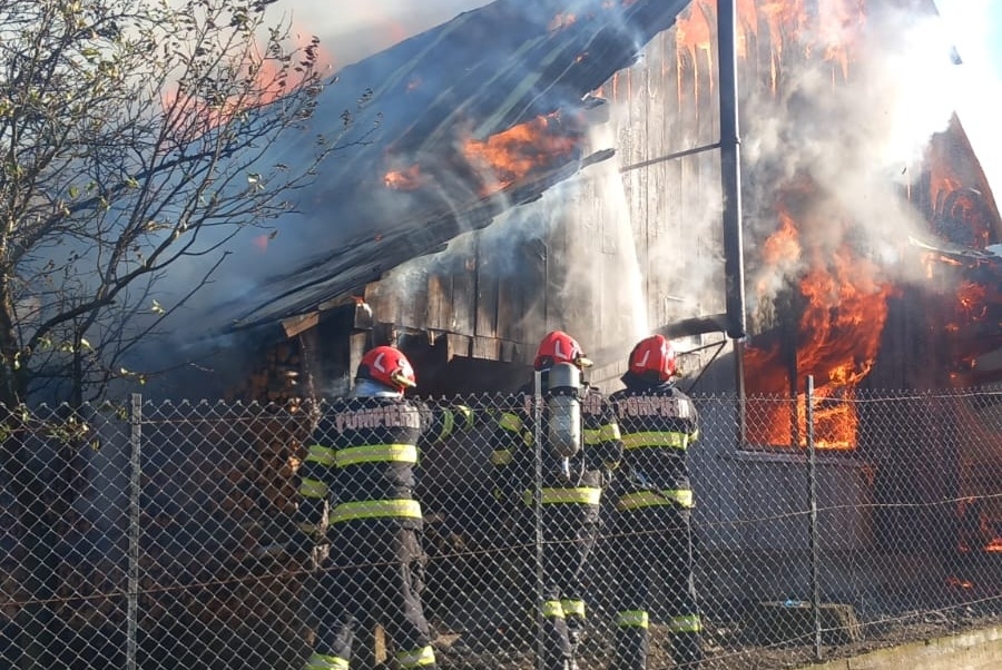 Incendiu la anexe gospodărești în apropierea sediului Poliției din Sângeorz-Băi