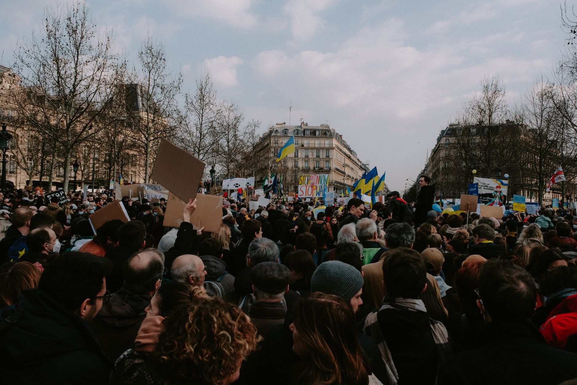 Proteste masive în Franța: Sute de mii de oameni au manifestat, izbucnind violențe în Paris și Marsilia