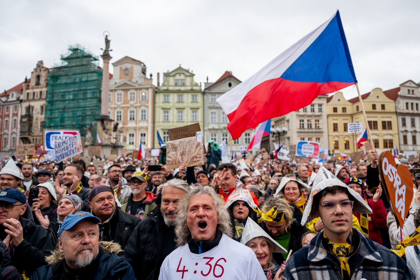 Zeci de mii de cetățeni cehi protestează la Praga împotriva reformei finanțării presei publice