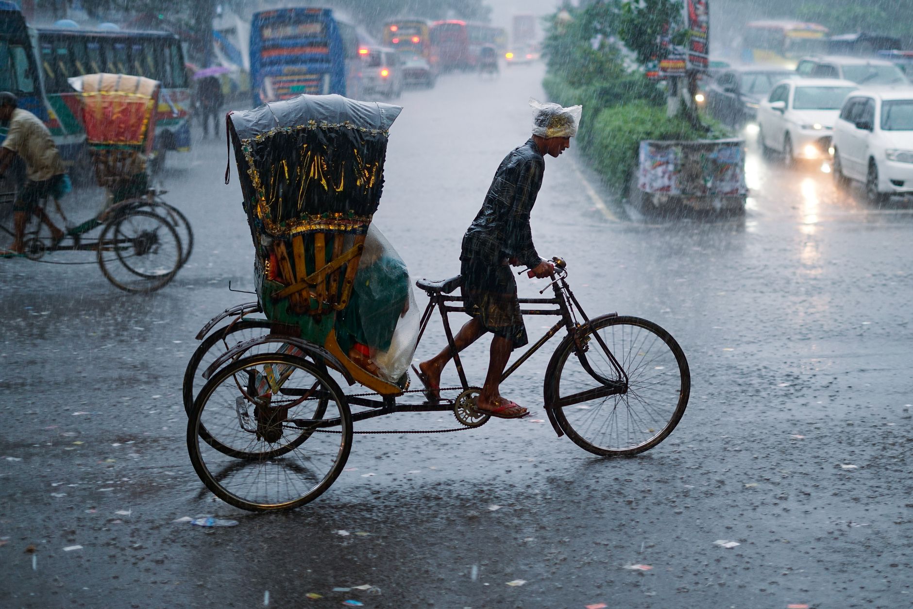 Bucureștiul se află sub informare meteorologică: ploile vor deveni mai abundente de la marți