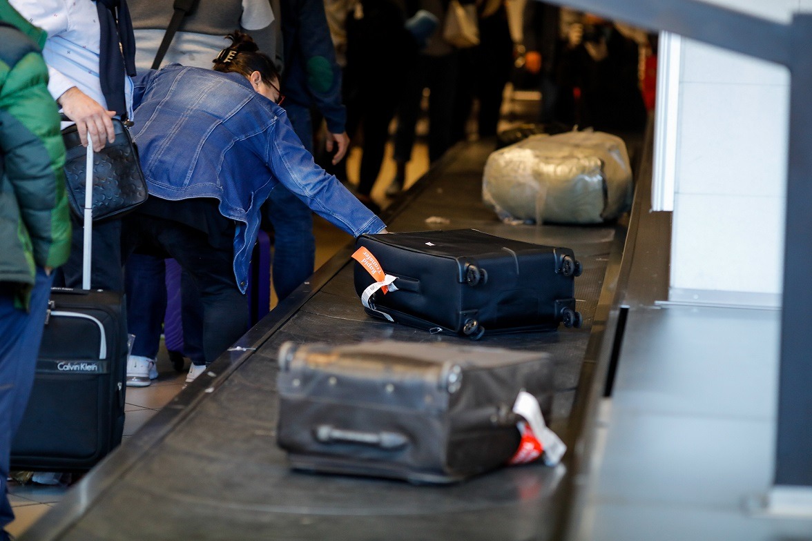 Anchetă după dispariția a aproximativ 700.000 de euro de la Biroul Vamal de Frontieră Aeroport Otopeni Călători