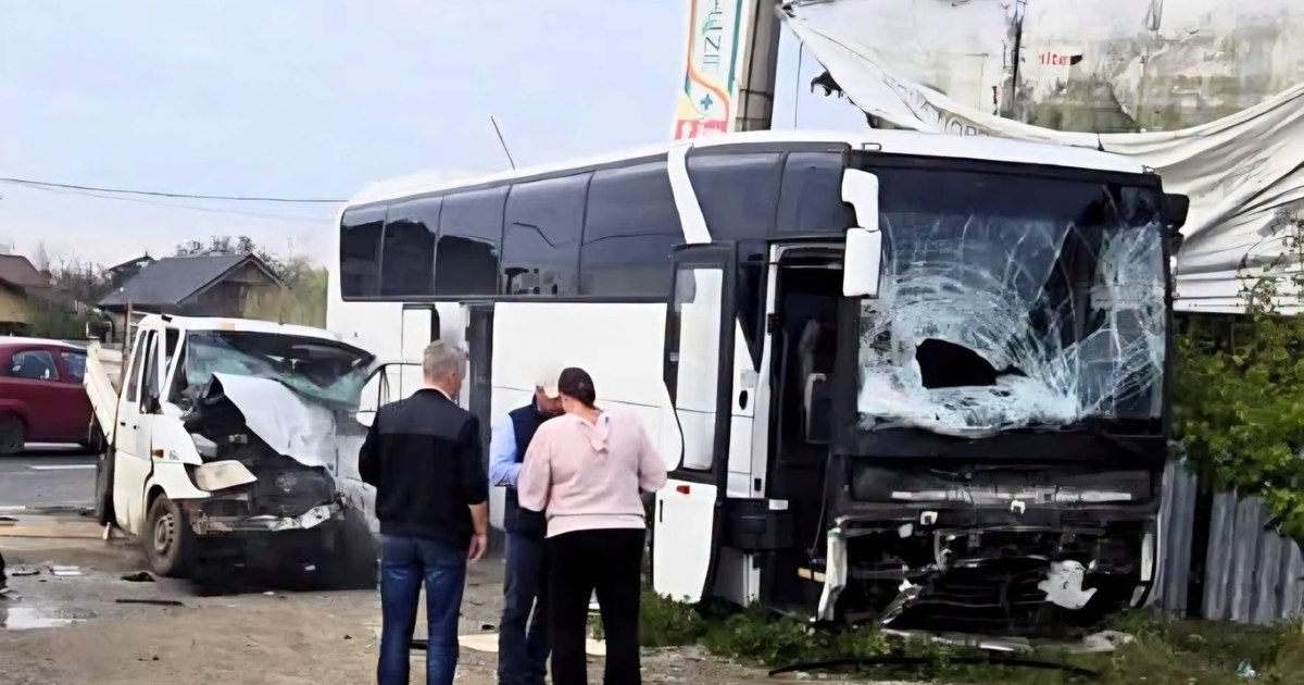 Accident grav pe DN1 în Ilfov: coliziune între un autobuz și o autoutilitară, cu 37 de pasageri