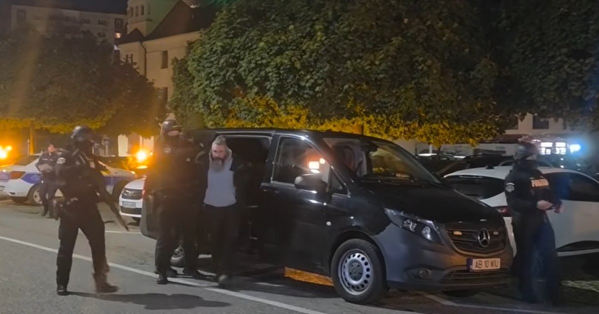 Un bărbat de 43 de ani a fost arestat preventiv după ce a intrat în sediul Poliției din Alba Iulia cu o replică de armă