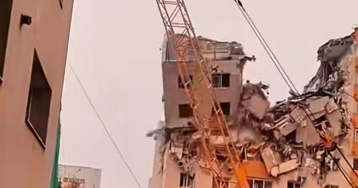 Imagini dramatice de la Rahova: Etajele superioare ale blocului afectat de explozie s-au prăbușit