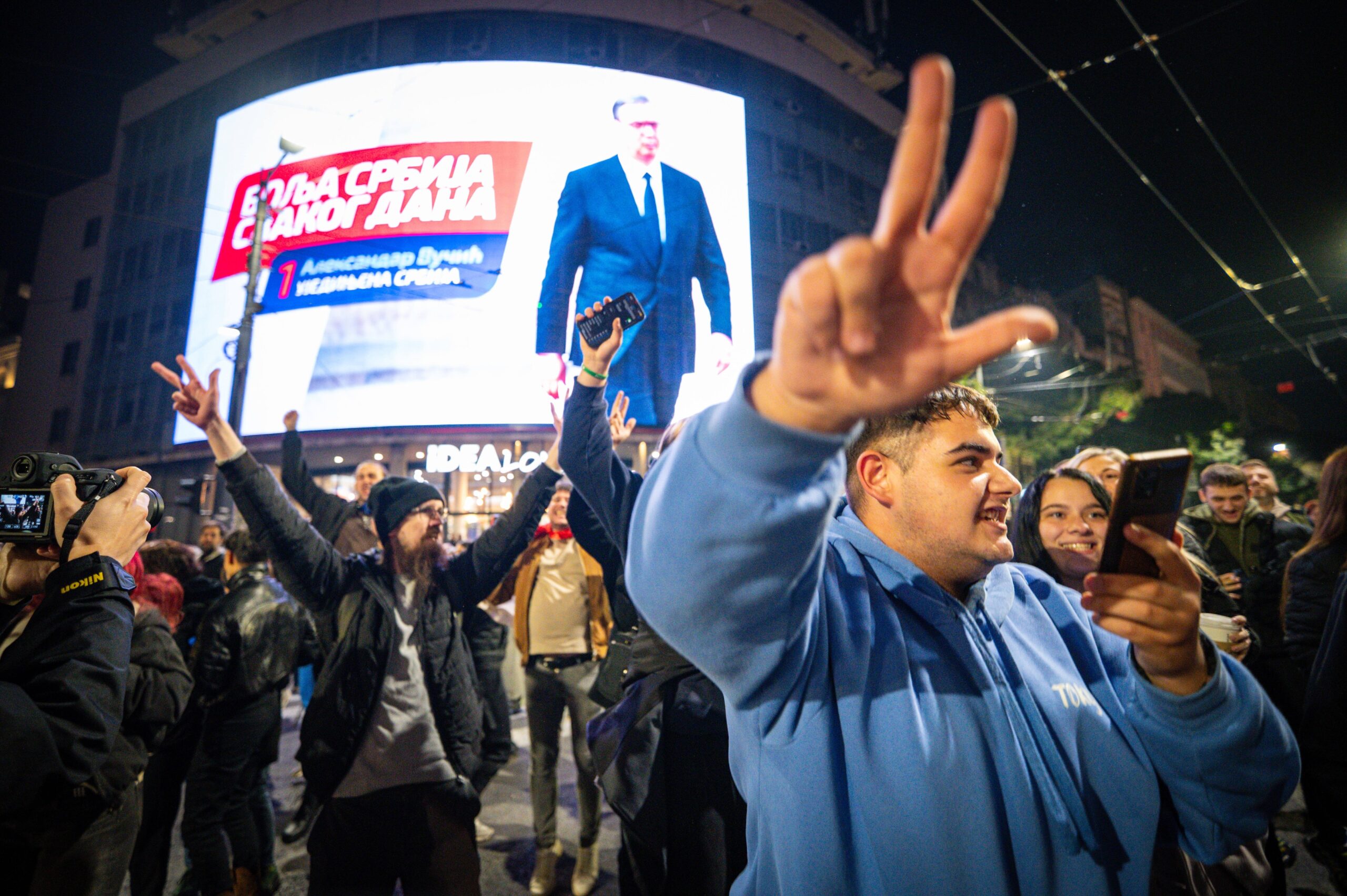 Protestatari sârbi au pătruns în forță într-o televiziune susținută de Aleksandar Vucic