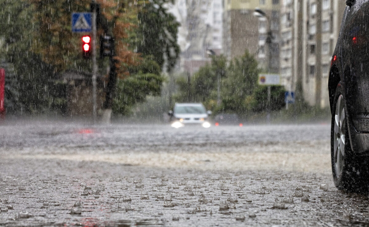 Cod roșu de ploi torențiale și descărcări electrice în Constanța