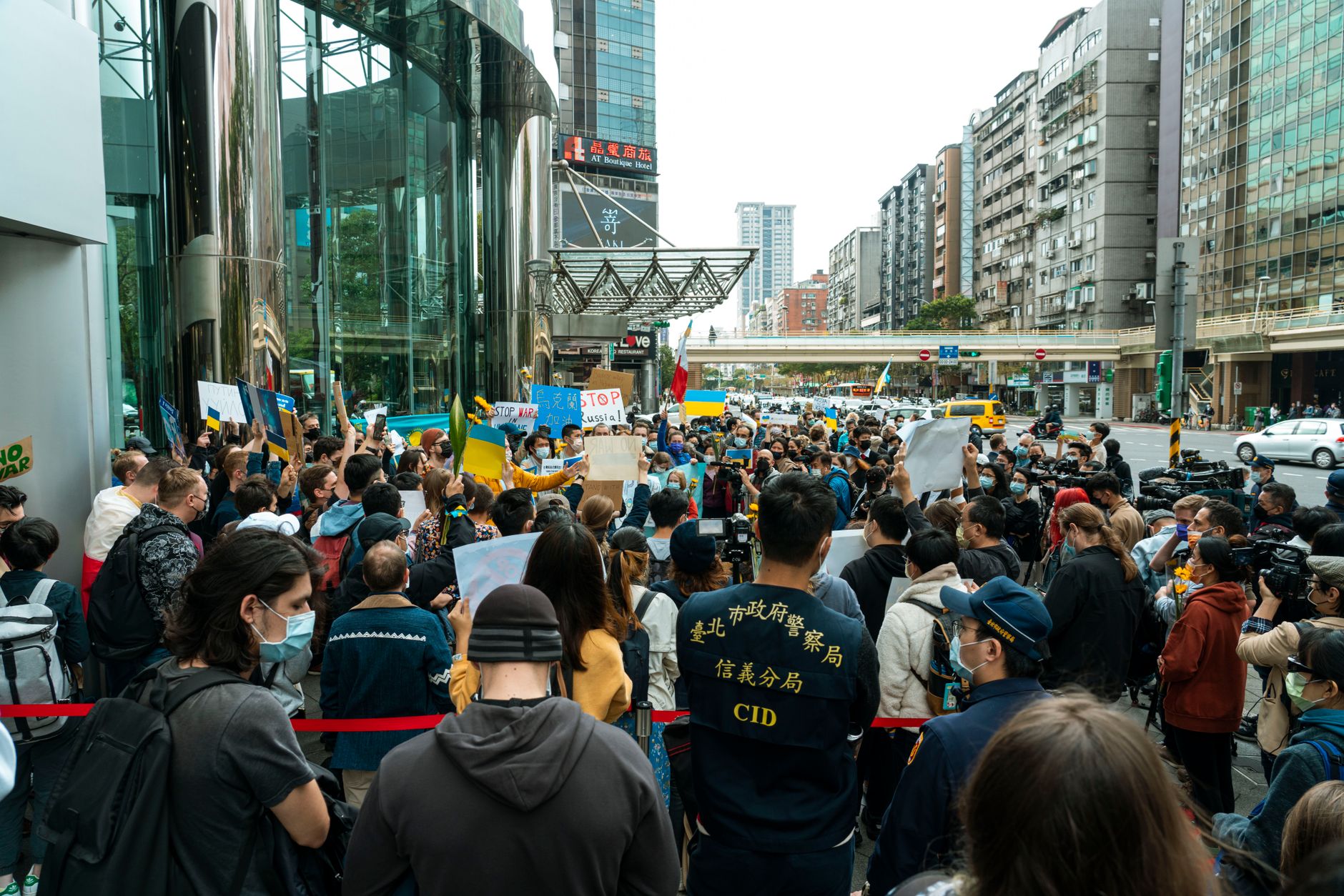 Protestatari în Serbia: Grupă de manifestanți a pătruns în sediul unei televiziuni care îl susține pe Aleksandar Vucic