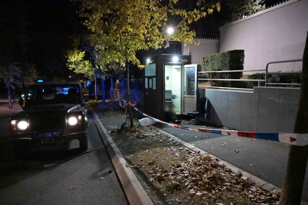 Atac violent în fața ambasadei Israelului din Belgrad: un minor a fost împușcat mortal după ce a atacat un jandarm