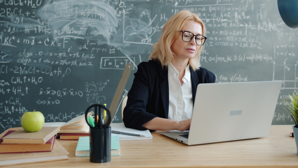 O elevă din București este trimisă în judecată după ce a împins o profesoară care s-a lovit la cap