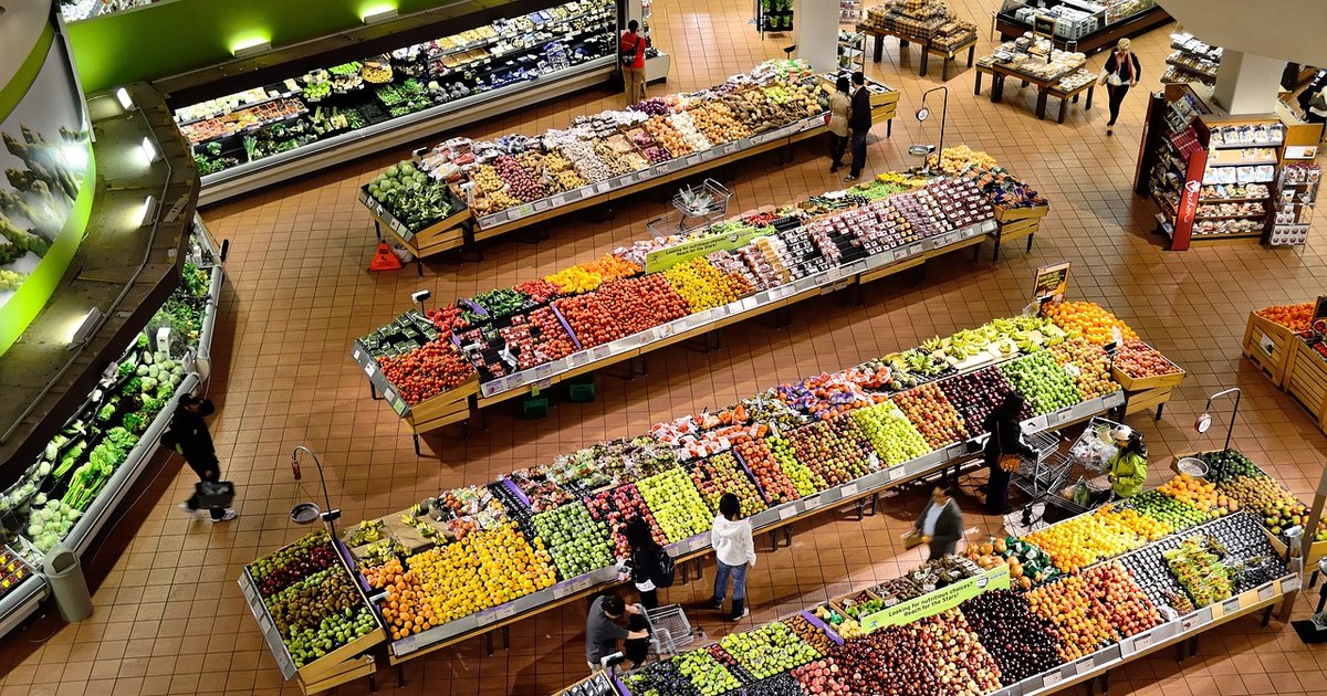 Alimentele vor rămâne scumpe și în 2027: presiuni geopolitice și climatice vor crește prețurile la raft
