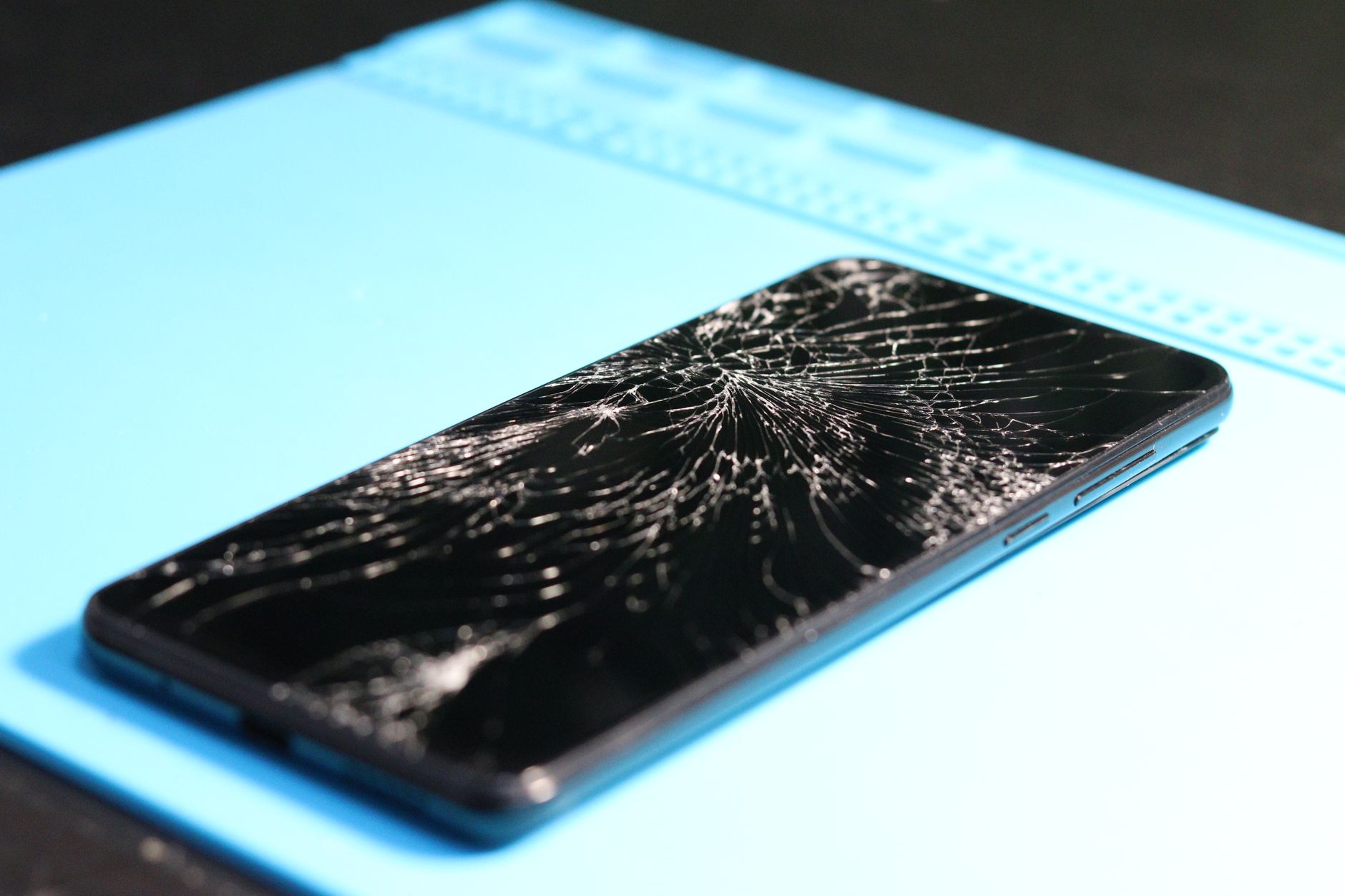 Probleme tehnice la primul iPhone pliabil de la Apple: ecranul se deteriorează rapid