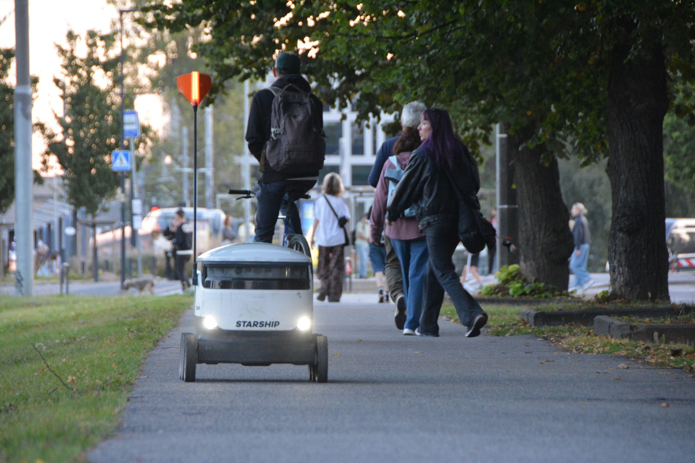 Un robot de livrări a provocat un accident cu un autobuz în Tallinn, apoi a plecat de la locul faptei