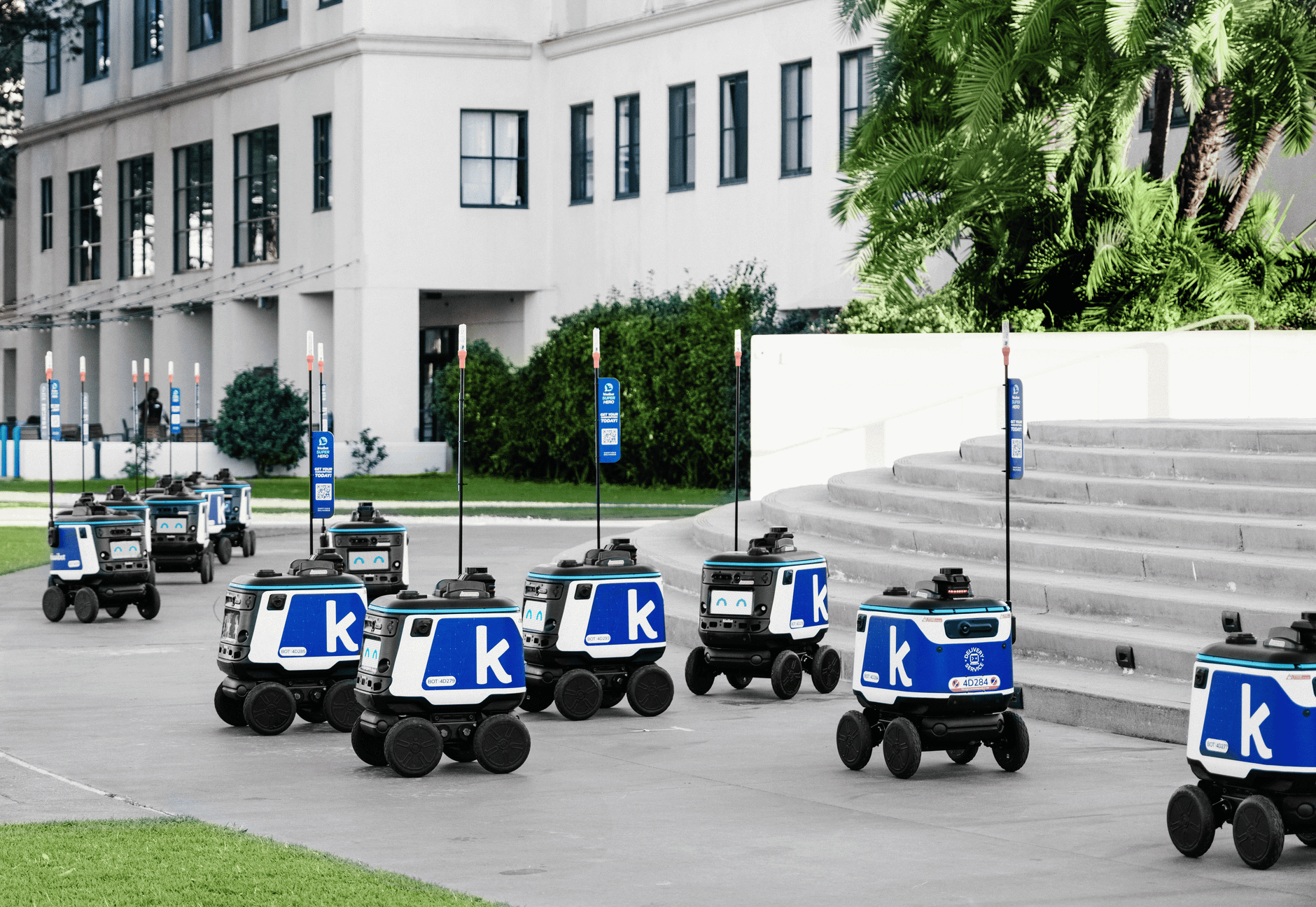 Accident neobișnuit în Tallinn: un robot autonom de livrări a lovit un autobuz și a părăsit locul faptei