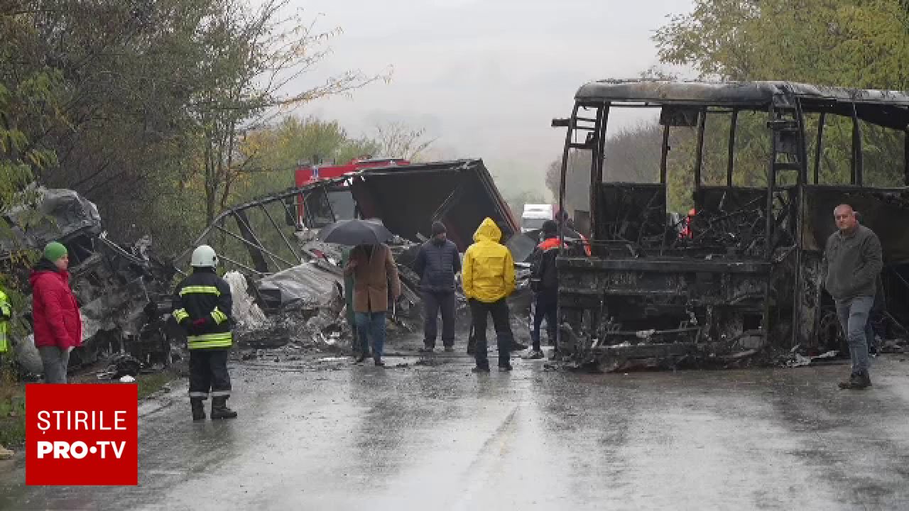 Accident rutier violent în Bulgaria: doi mor și un autocar cu turiști români a luat foc
