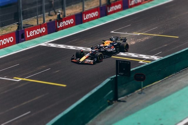 Rolul simulatorului în Formula 1: Cum pregătesc echipele cursele prin simulări digitale detaliate