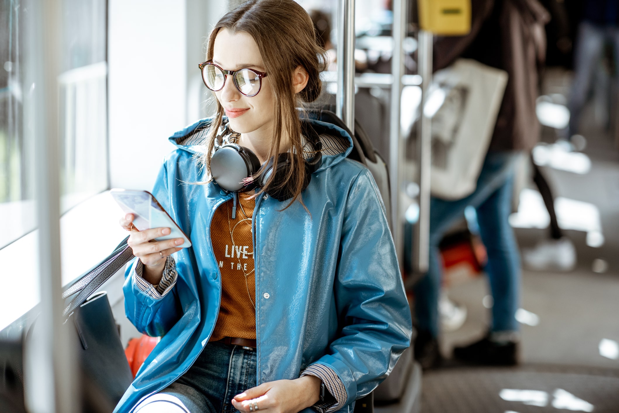 Transformarea comunicării în România: conexiunile la internet cresc, în timp ce apelurile și SMS-urile scad