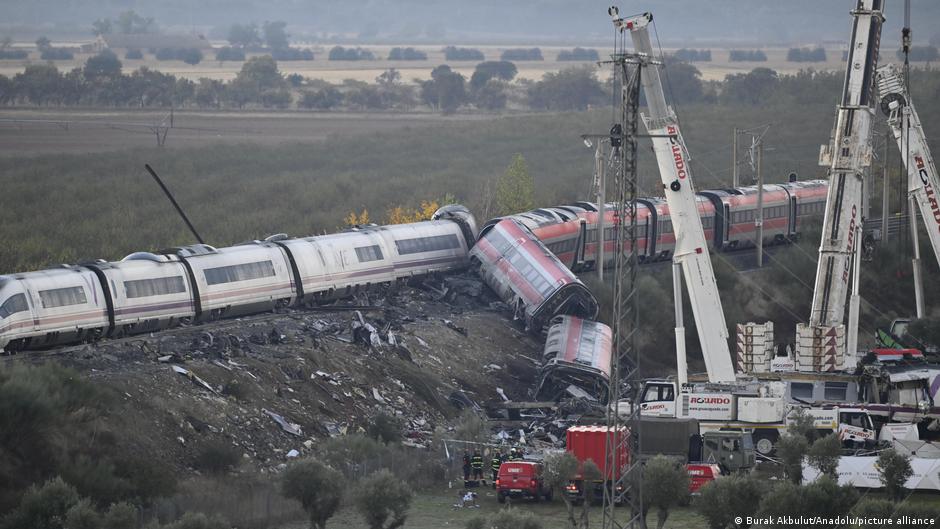 Tragedie feroviară în Spania: 68 de morți și grevă a mecanicilor de tren