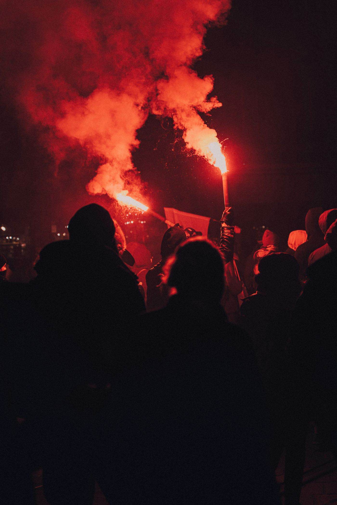Ședința Parlamentului din Albania a fost perturbată de proteste și rachete de semnalizare în Tirana