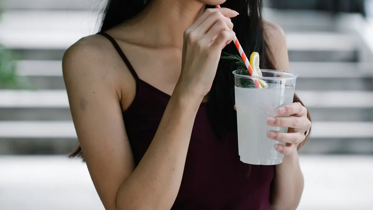 Impactul de mediu al paielor de hârtie este de peste șase ori mai mare decât cel al celor din plastic