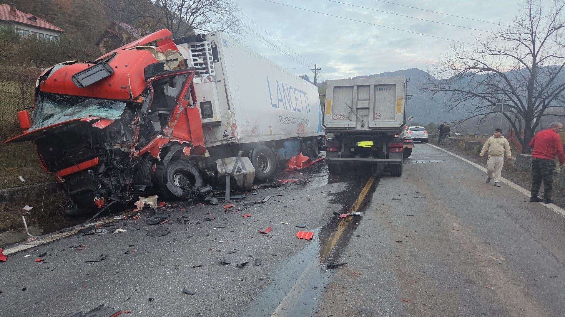 Trafic blocat pe Valea Oltului în urma unui accident cu două autocamioane și un autoturism