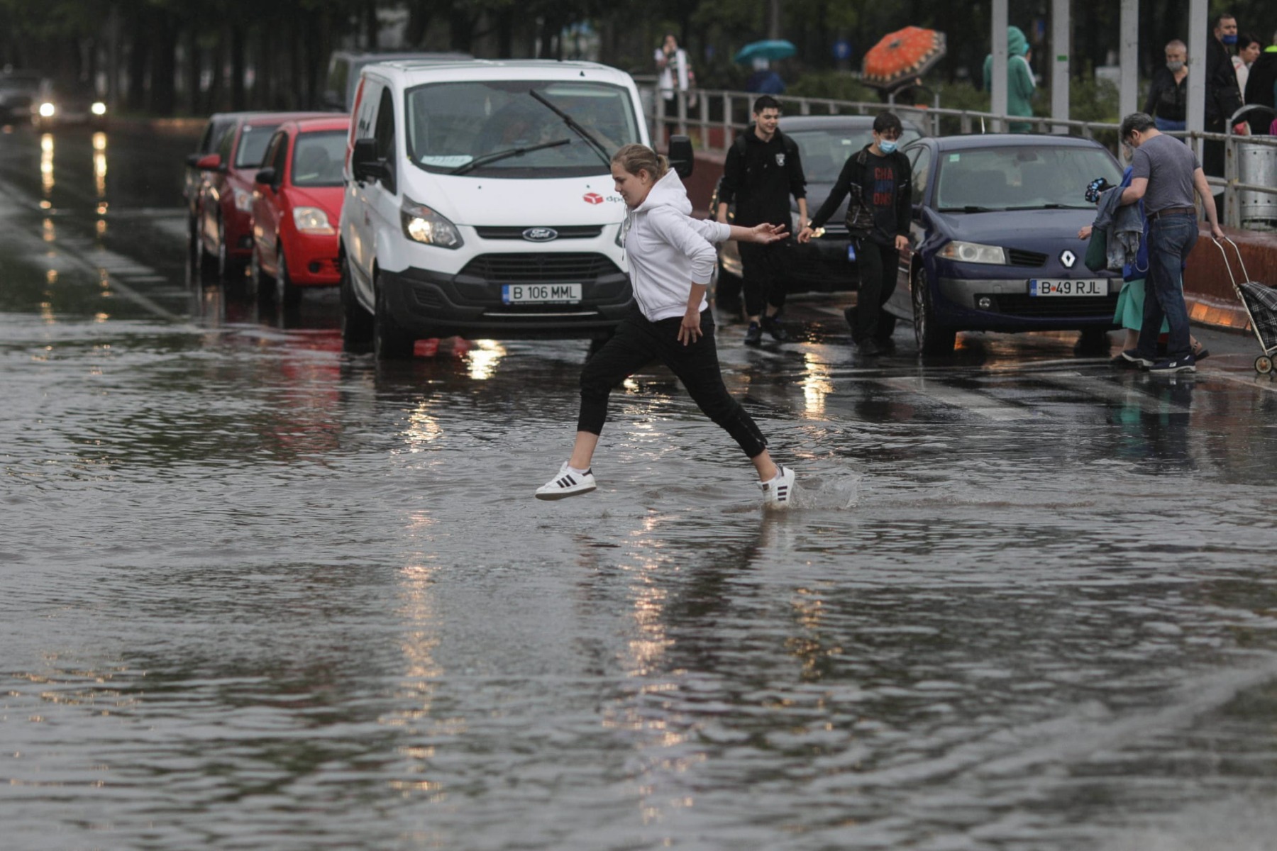 Atenționări meteo de la ANM: Cod galben de ploi în cinci județe și ninsori în Carpații Meridionali