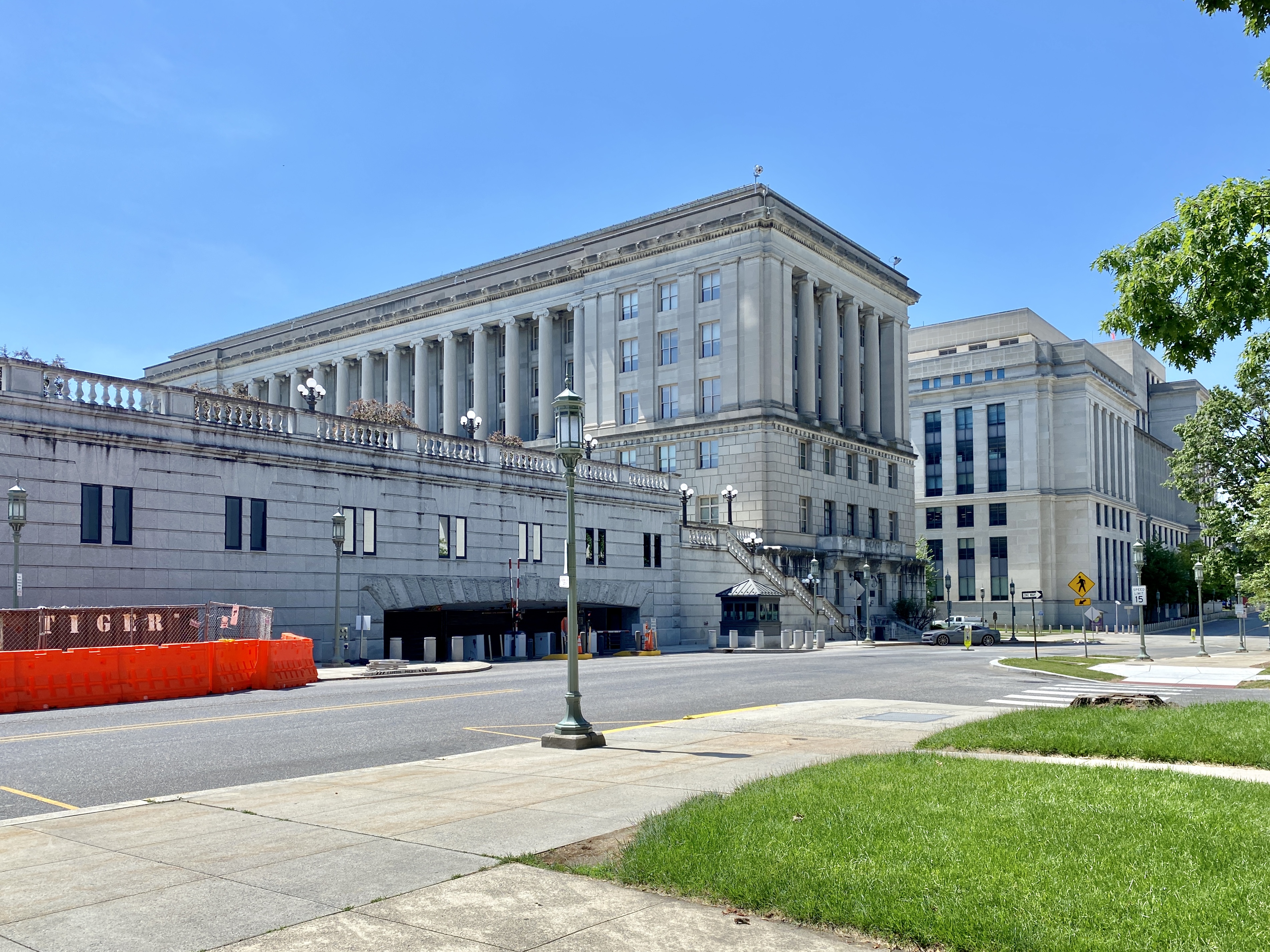 Franța poate recupera despăgubirile pentru distrugerile cauzate de proteste direct din alocațiile familiei
