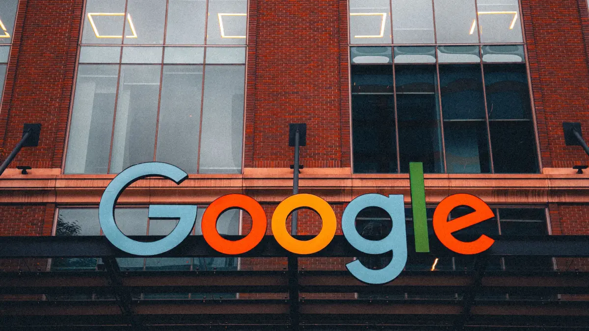 Alphabet pierde peste 500 de miliarde de dolari din cauza impactului inteligenței artificiale asupra căutărilor