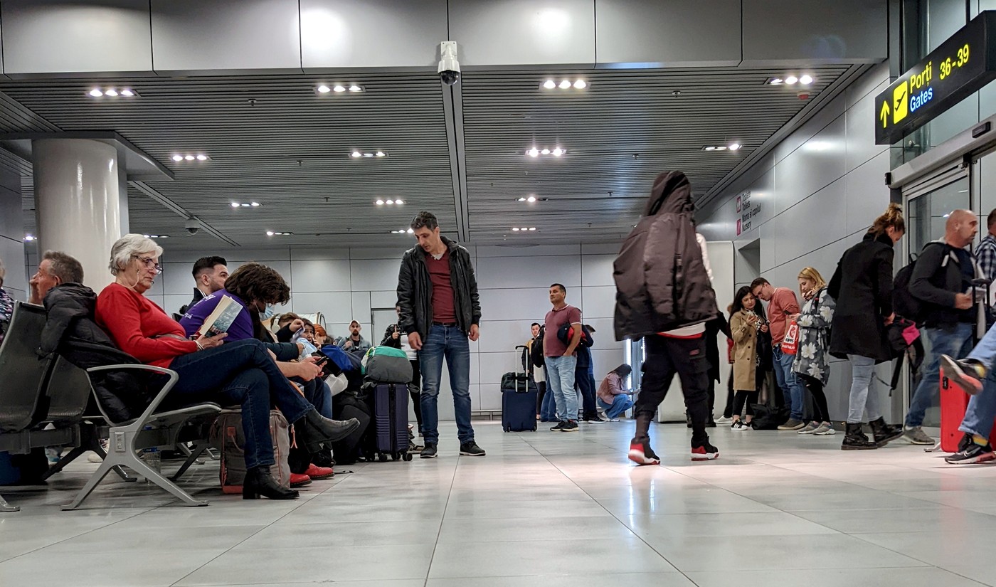 Misterul dispariției a 700.000 de euro de pe Aeroportul Otopeni: sacul cu bani a fost desfăcut și cusut la loc