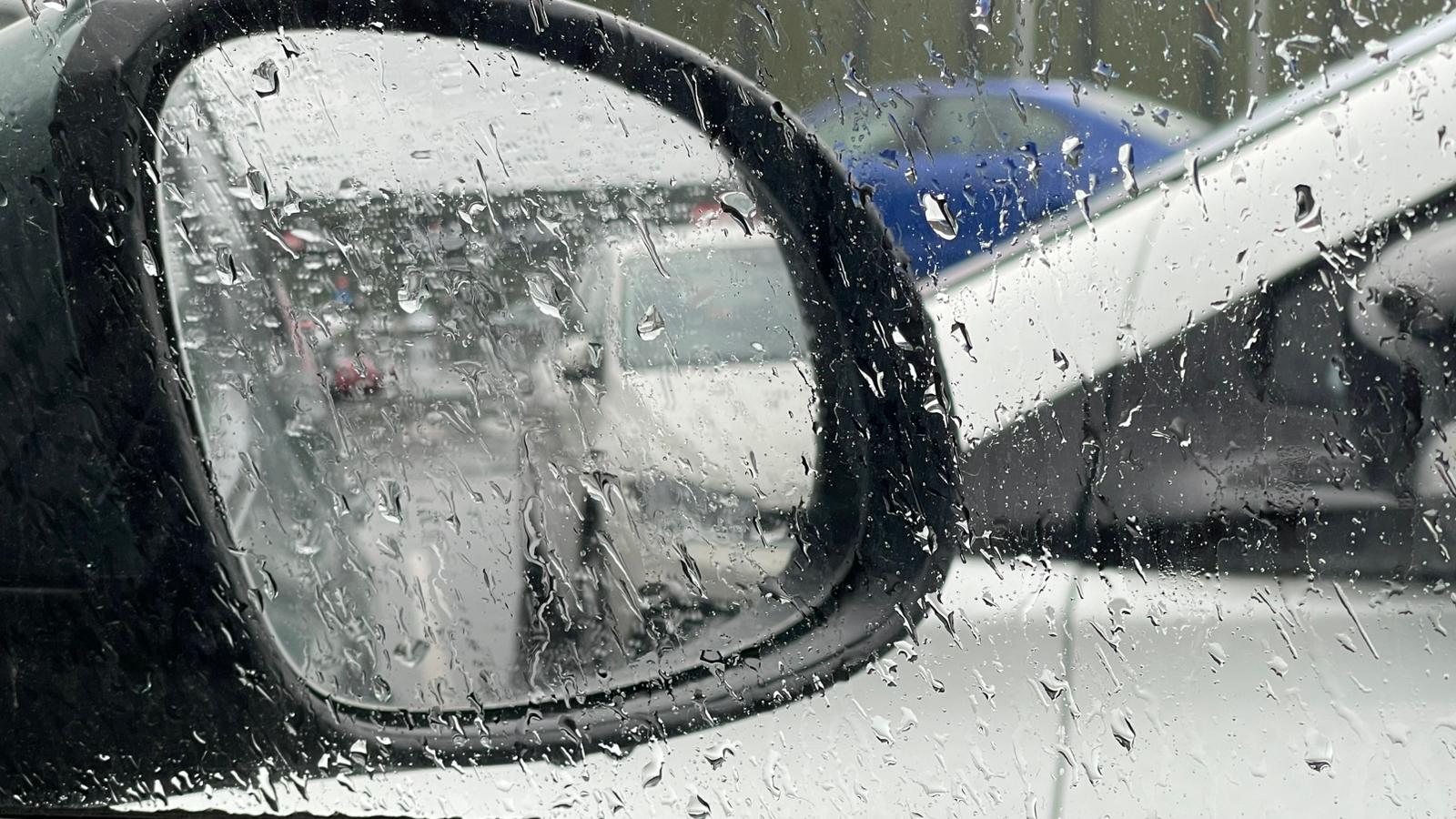 Avertizări meteorologice severe: Cod portocaliu de ploi în Mehedinți și Gorj, cu ninsori în Carpații Meridionali