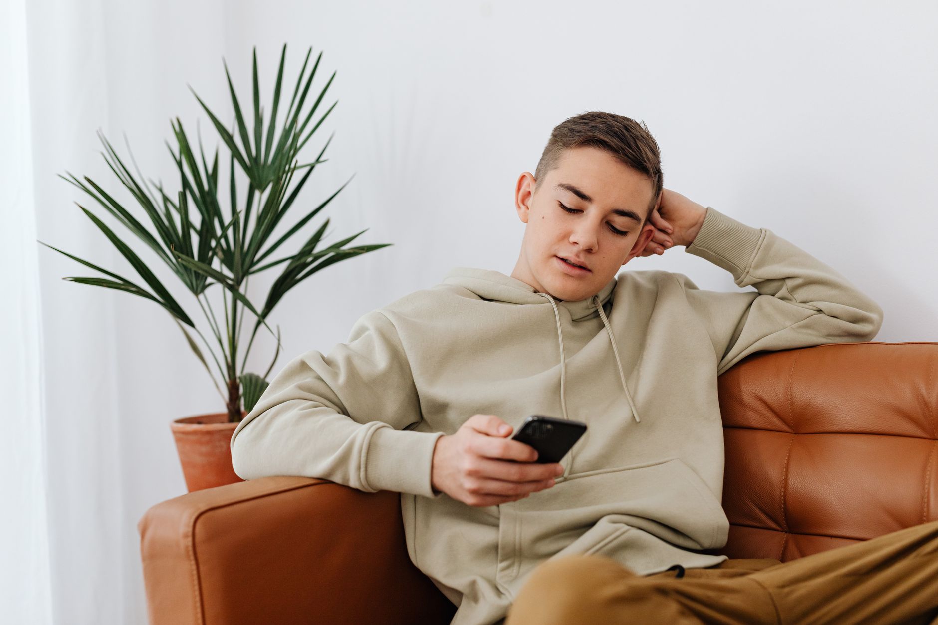 OpenAI introduce restricții pentru adolescenți pe ChatGPT: limitarea accesului la informații despre arme