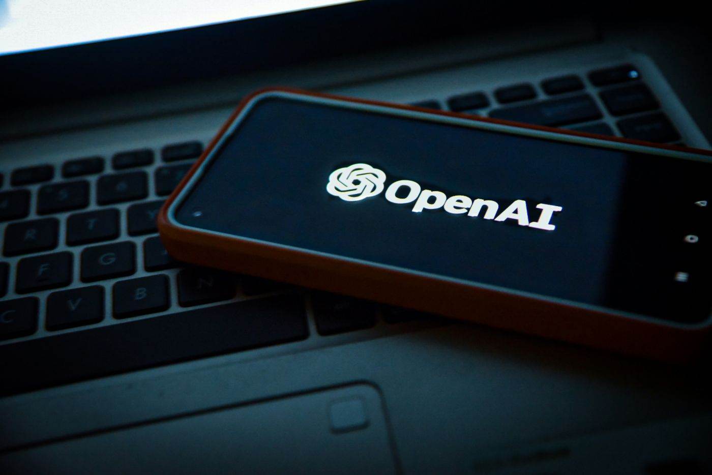 OpenAI introduce restricții mai stricte pentru adolescenți pe ChatGPT privind armele și violența