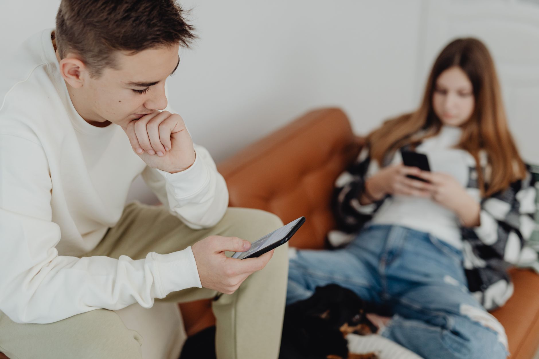 OpenAI introduce restricții pentru adolescenți: limitarea accesului la informații despre arme și violență