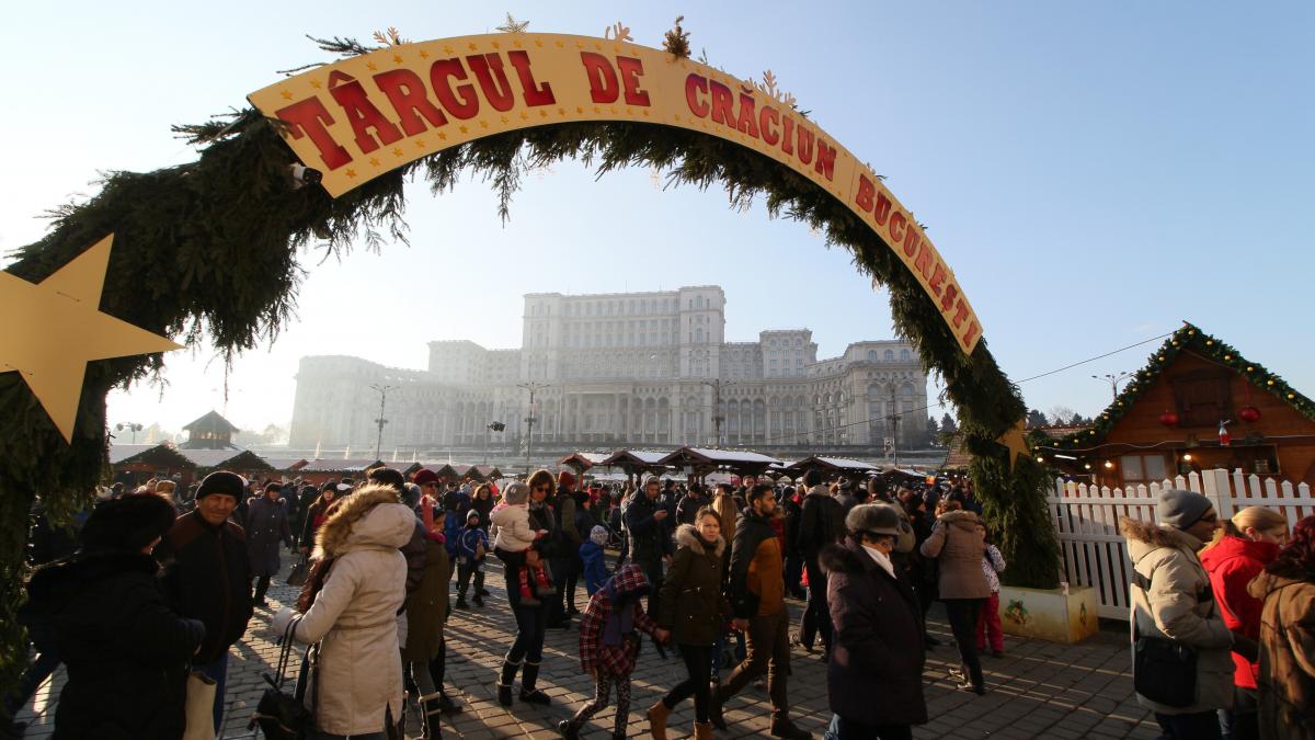 Restricții de circulație în București: Începe amenajarea Târgului de Crăciun din Piața Constituției
