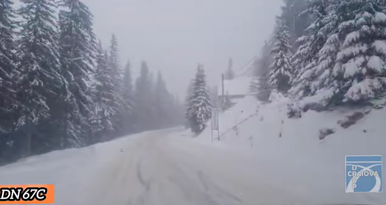 DN 67C Transalpina se închide pentru toate categoriile de autovehicule din cauza ninsorilor abundente