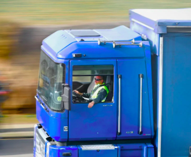 Șofer de TIR din Dâmbovița a încercat să mituiască polițiștii din Brașov după încălcarea normelor de conducere
