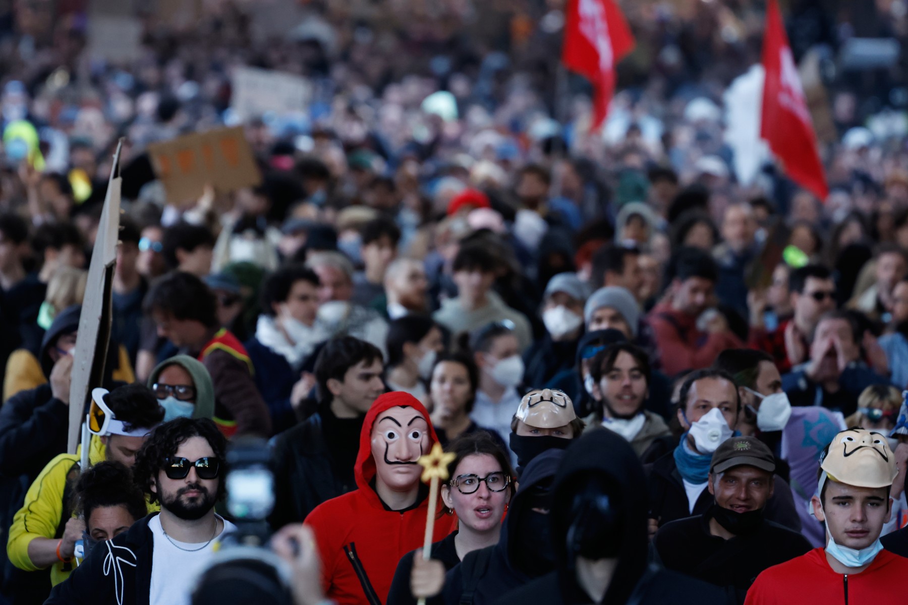Proteste masive de tineri în Franța și Germania: autoritățile avertizează asupra utilizării măștilor