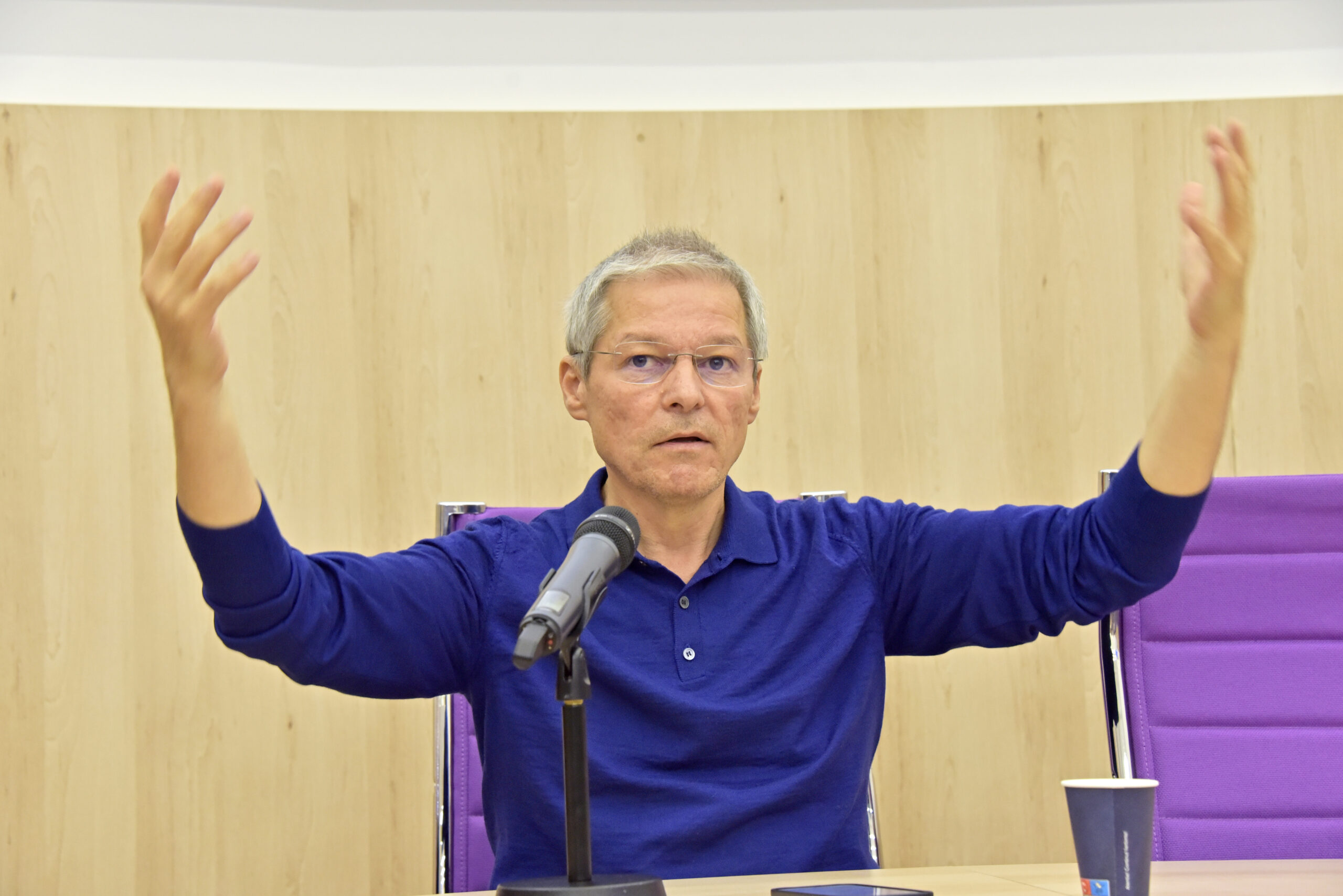 Dacian Cioloș semnalează o tentativă de înșelăciune prin social media în timpul campaniei sale internaționale