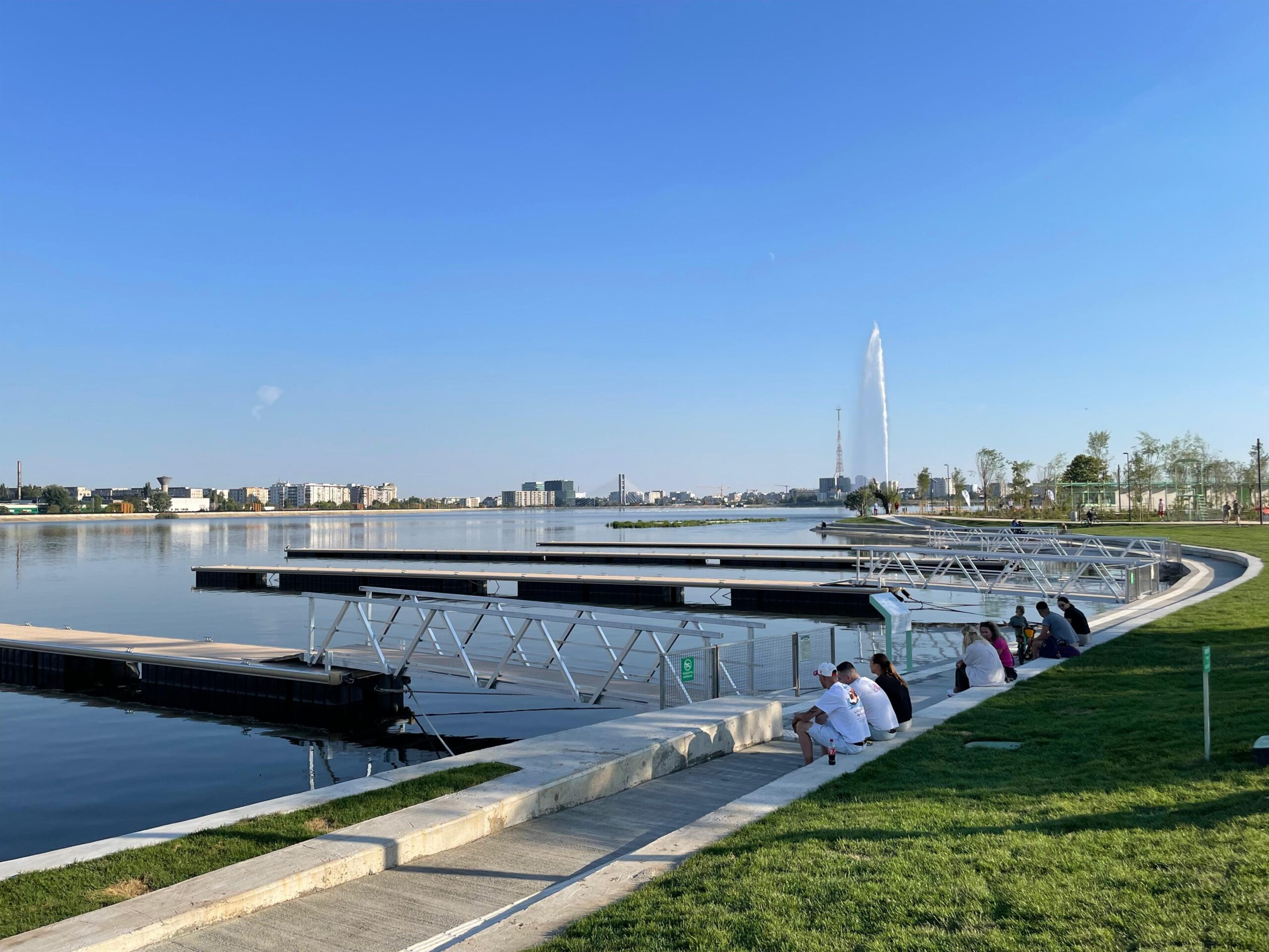 Insula Lacului Morii a fost redeschisă în București: acces direct la apă și pontoane pentru sporturi nautice