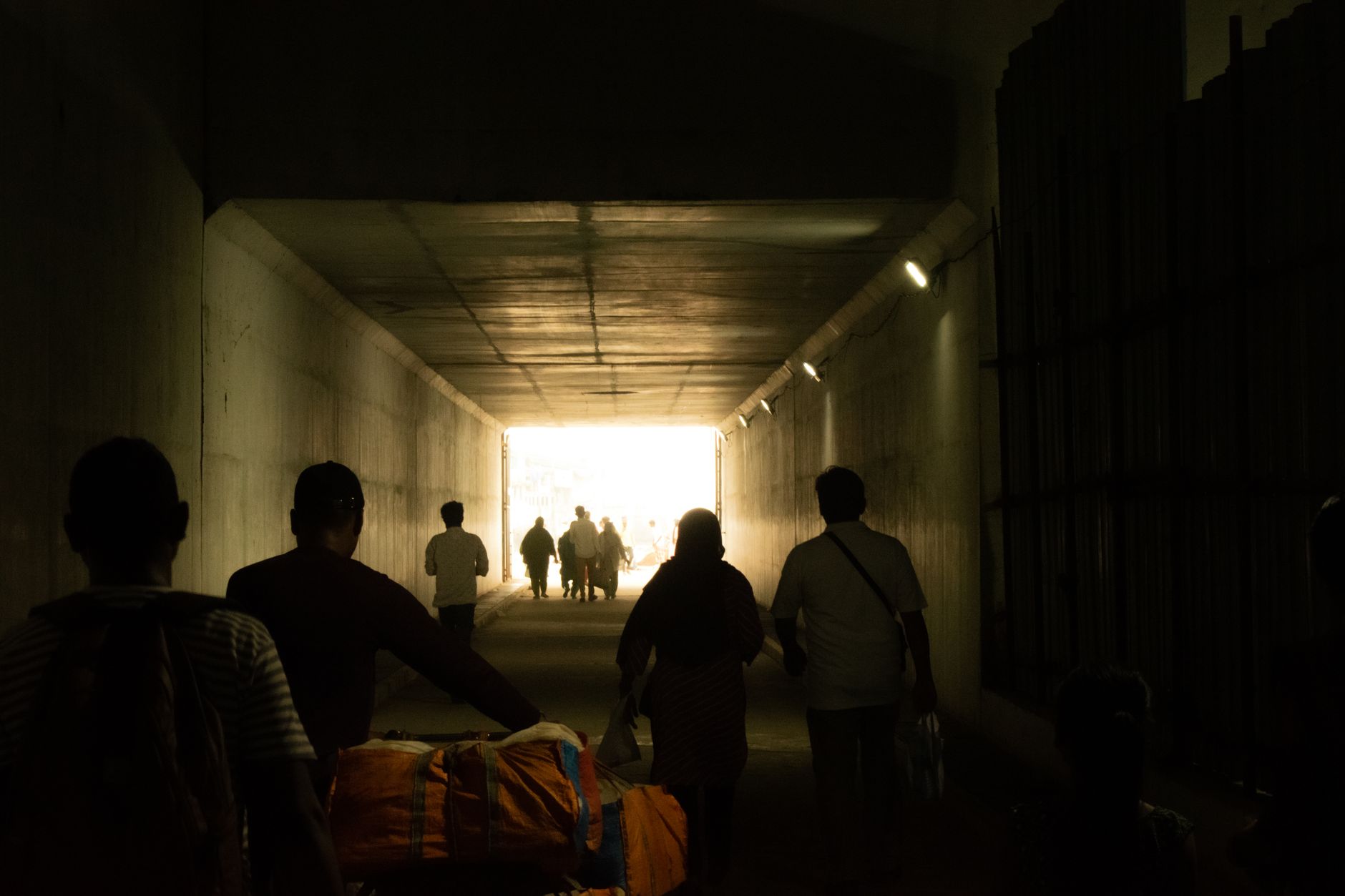 Haos în Ceuta: mii de migranți au depășit capacitatea noului centru de primire