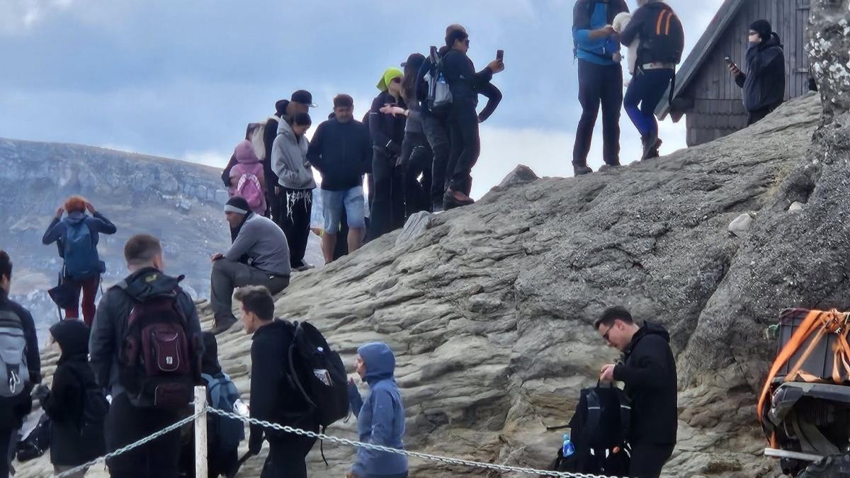 Aglomerație neobișnuită de turiști pe traseul către Vârful Omu în acest weekend