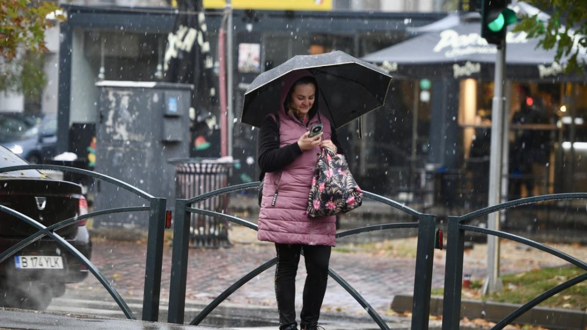 Vremea se răcește brusc: ANM anunță scăderi de temperatură, vânt puternic și precipitații la munte