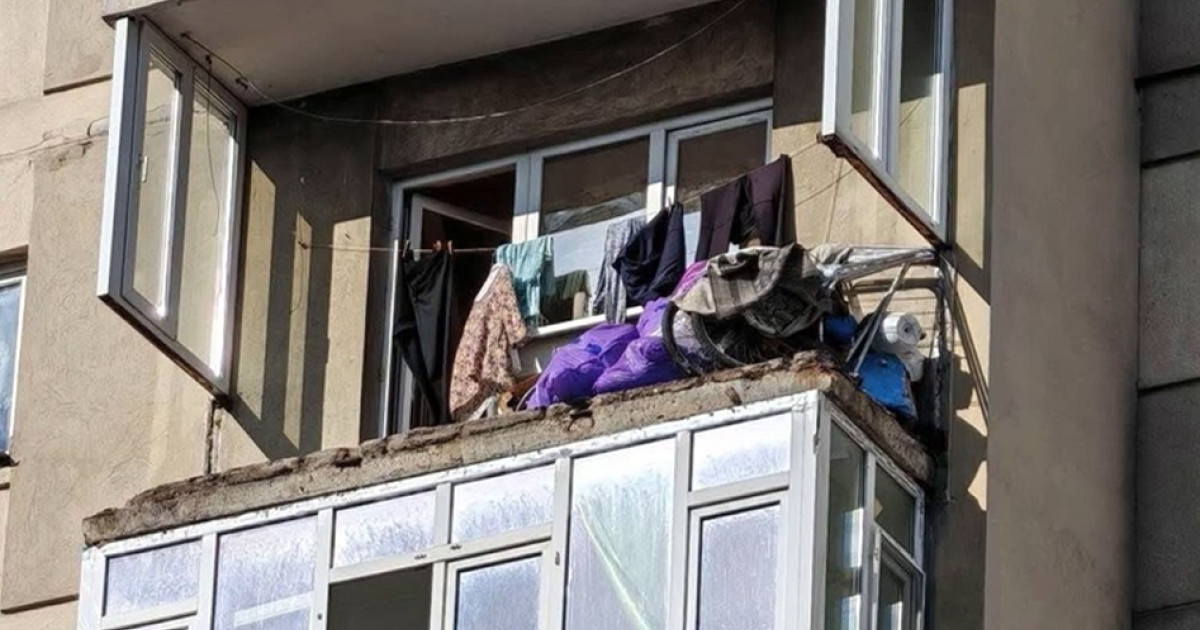 Un balcon s-a desprins de la etajul 7 al unui bloc din București și a avariat un autovehicul