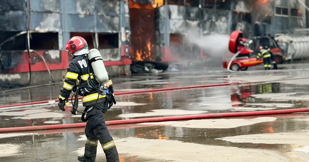 Incendiu masiv la fabrica de celuloză din Drobeta-Turnu Severin: operațiunea continuă de peste 18 ore