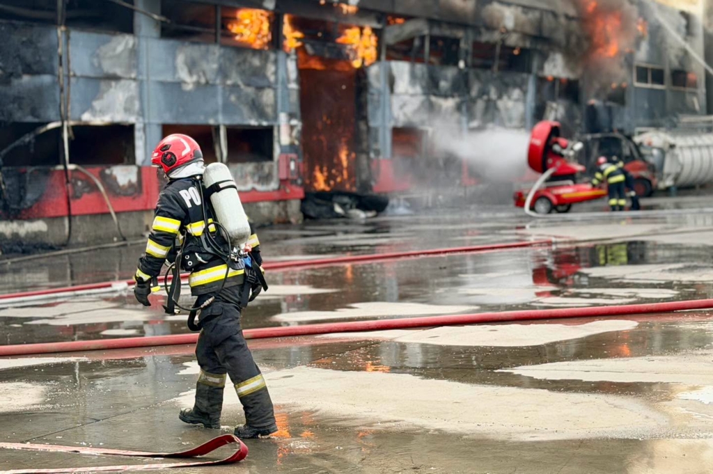 Incendiu de amploare la fabrica de celuloză din Drobeta-Turnu Severin: Pompierii continuă intervenția