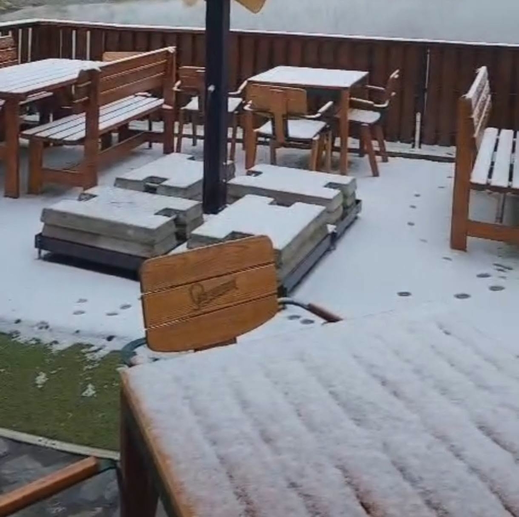 Apare prima ninsoare la munte și temperaturile scad în toata tara