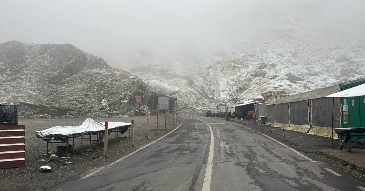 Primii fulgi de zăpadă pe Transfăgărășan și la Bâlea Lac. Temperaturile scad brusc în România